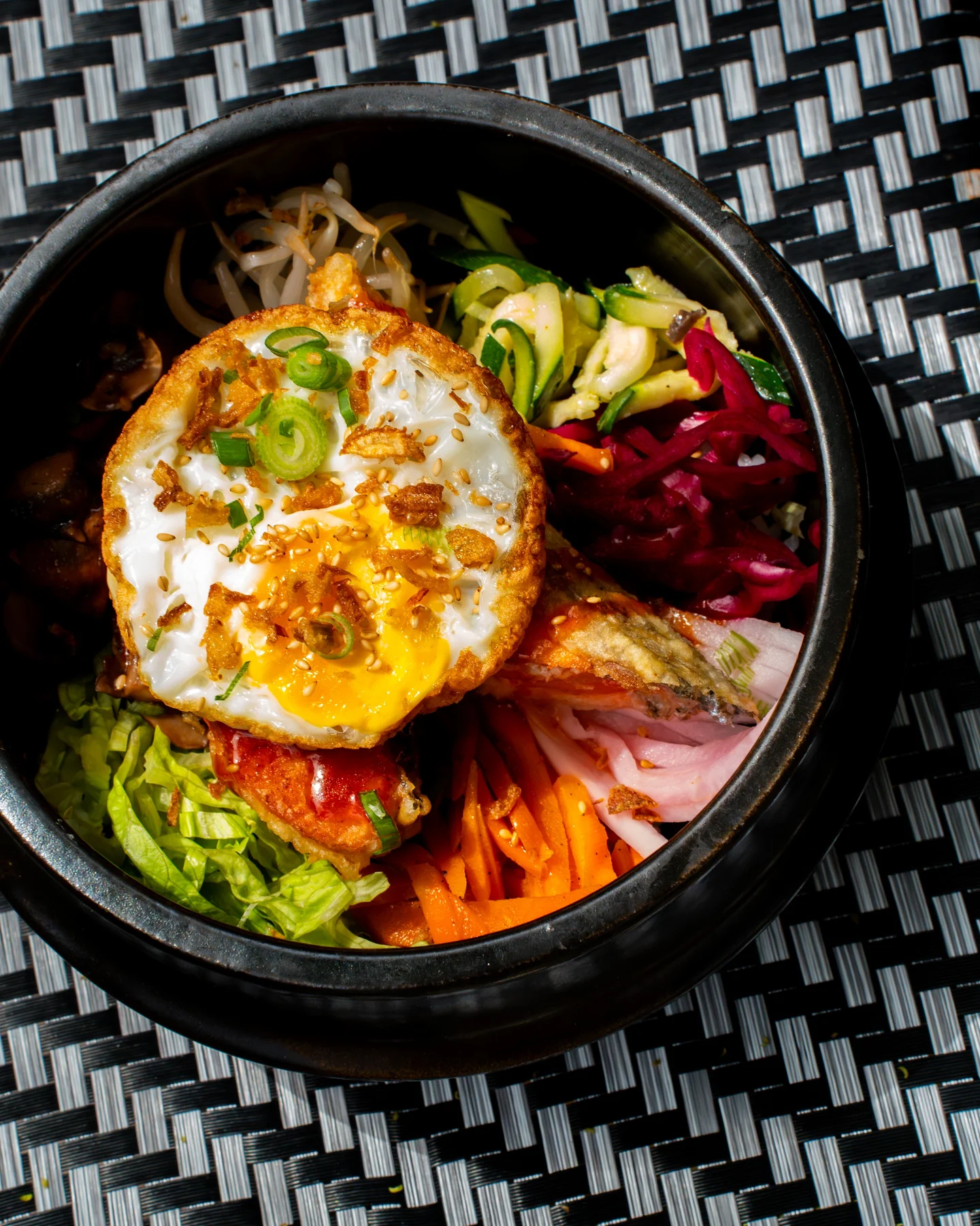 Le bibimbap de Kimchi House, riz, légumes et œuf au plat