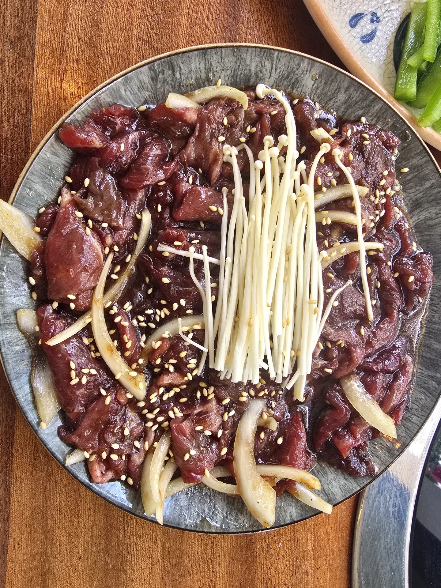 Bœuf mariné et champignons préparés pour le barbecue chez Kimchi House