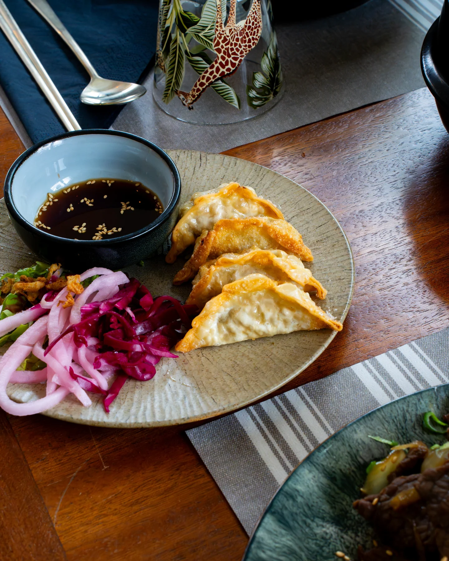 Mandu servis chez Kimchi House avec leur sauce et leurs légumes