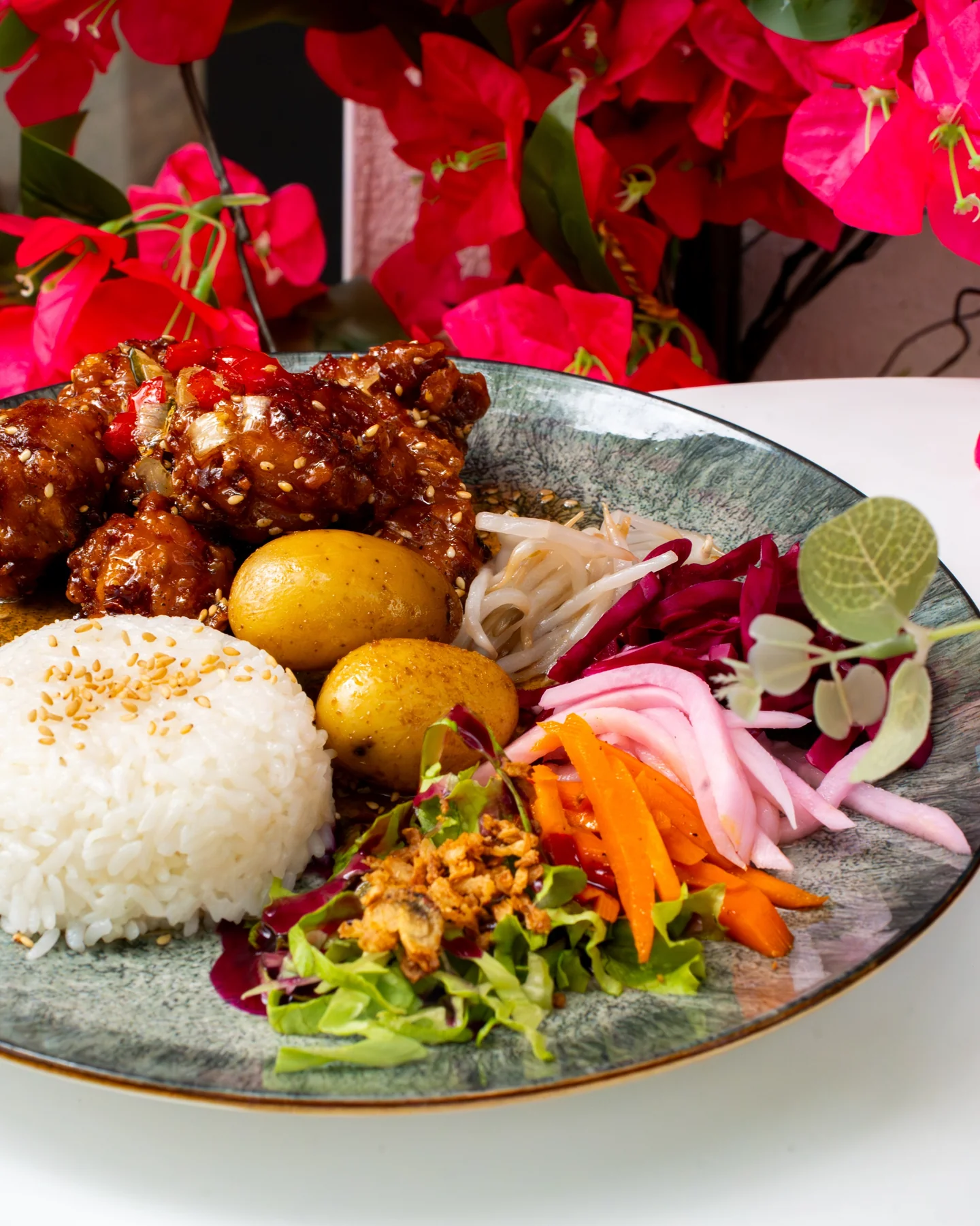 Poulet frit coréen de Kimchi House avec riz et légumes