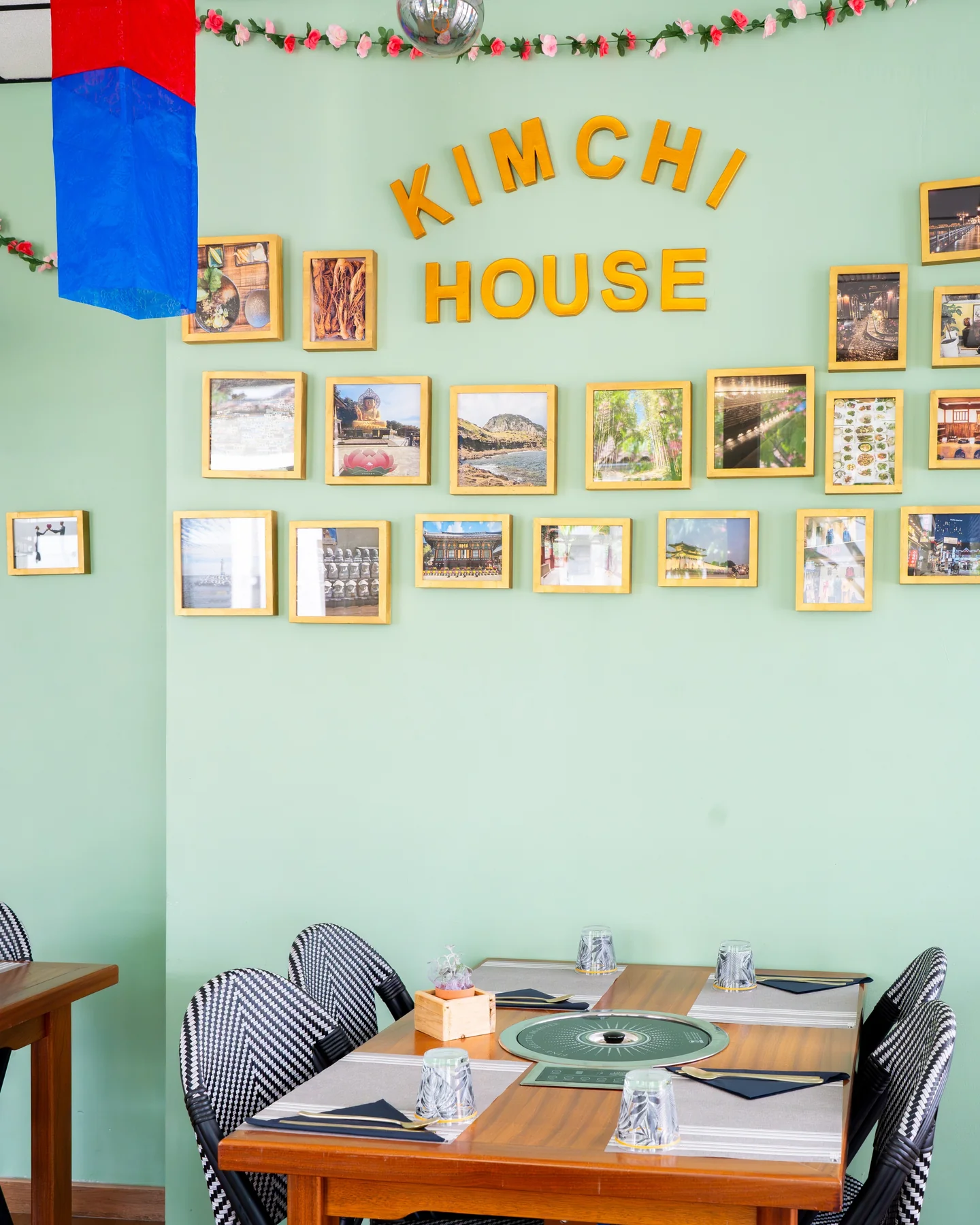 La salle de Kimchi House et ses tables avec barbecue intégré