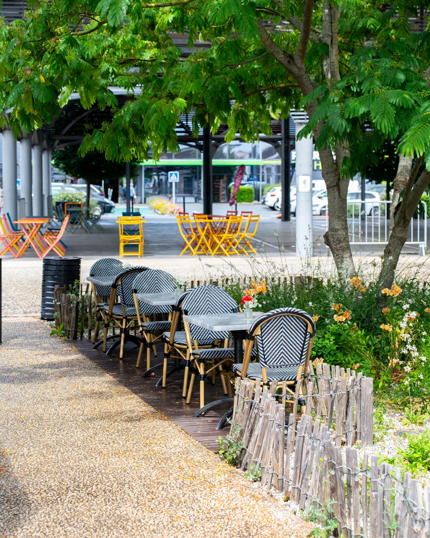 La terrasse de Kimchi House sous les arbres du passage des Halles