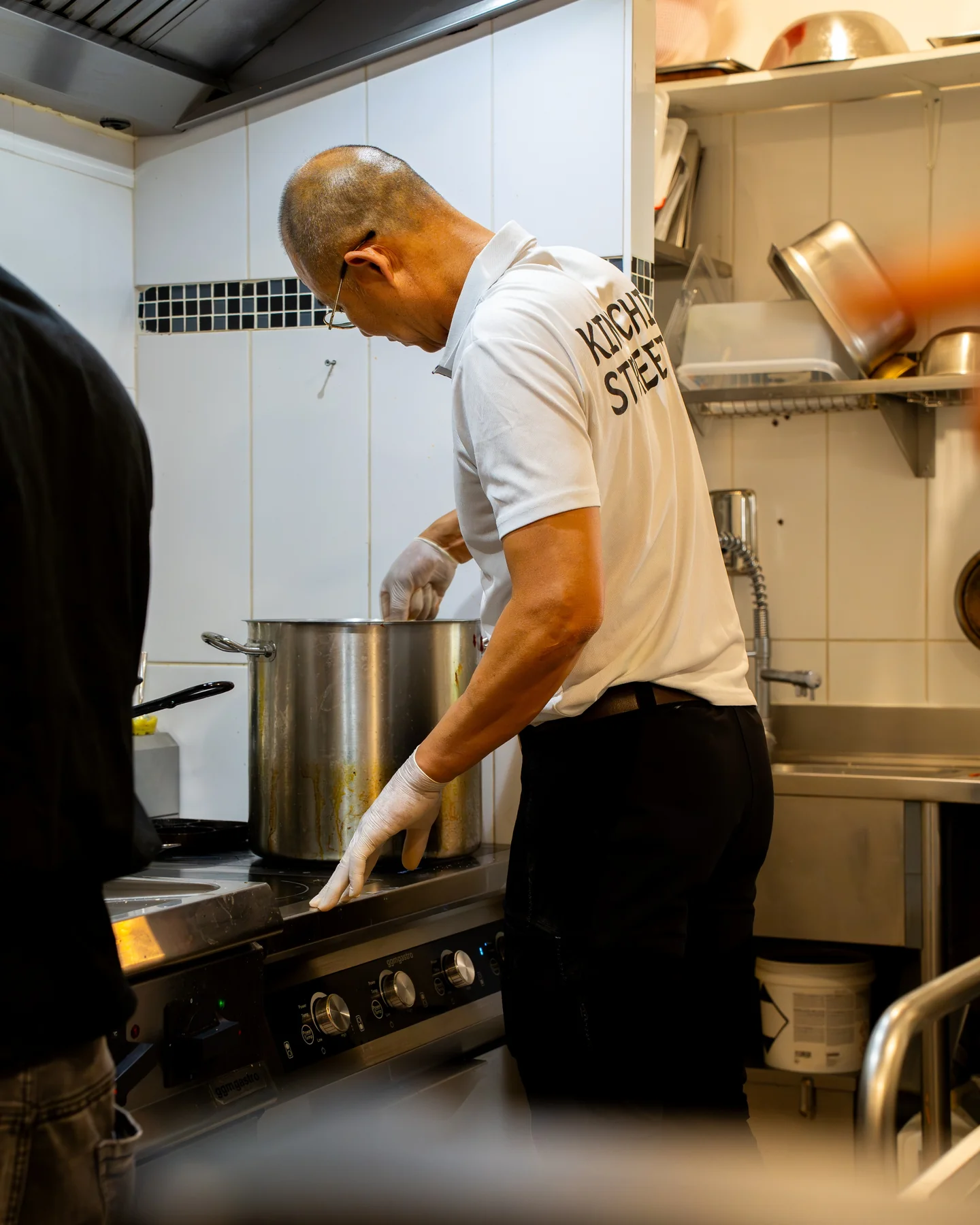 Tony An au poste de cuisson de Kimchi House